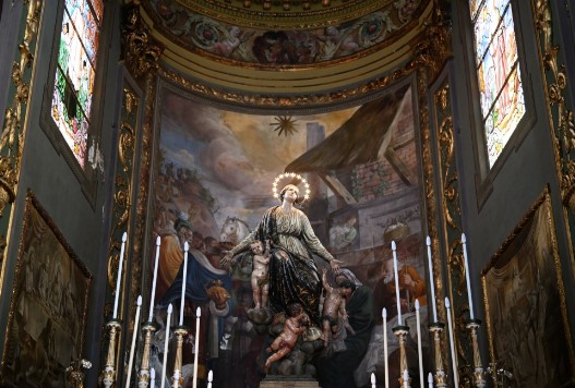 I decori che attorniano l'Assunta nella Chiesa di Santa Maria Assunta in Palmaro (Genova)