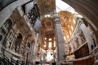 San Lorenzo, in testa alla navata sinistra la cappella del SS. Sacramento