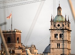 Torre campanaria di San Lorenzo e la torre del palazzo ducale dietro il sartiame del porto antico