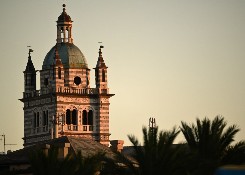 Torre campanaria di San Lorenzo vista al tramonto dal porto antico