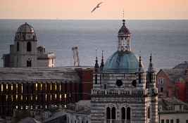 Torre campanaria di San Lorenzo e lo sfondo del Golfo di Genova