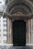 Portale della navata sinistra della Cattedrale di San Lorenzo