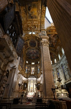 San Lorenzo, in testa alla navata sinistra la cappella del SS. Sacramento