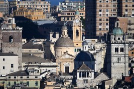 Torre campanaria Loggia e cupola di San Lorenzo attorniata da altre cupole e torri di Genova