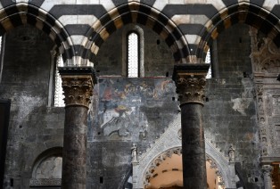 San Lorenzo, antico affresco che affiora sopra la meno antica cappella dell'Annunciazione in navata sinistra