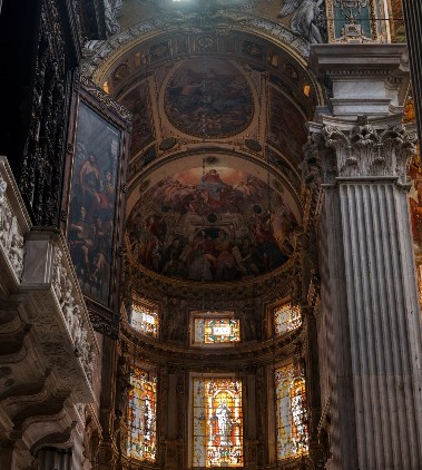 San Lorenzo, affreschi e vetrate della cappella del SS. Sacramento