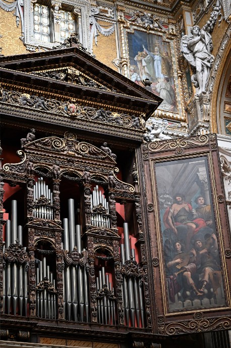 San Lorenzo, la loggia organaria della navata sinistra