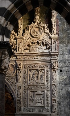 San Lorenzo, decorazione marmorea a destra della cappella dedicata a San Giovanni Battista