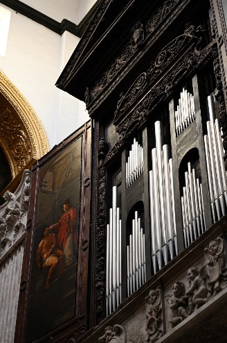 San Lorenzo, la loggia organaria della navata destra