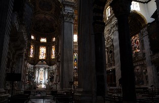 San Lorenzo, in testa alla navata sinistra la cappella del SS. Sacramento