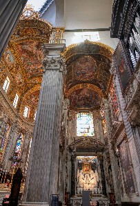 San Lorenzo, in testa alla navata destra la cappella dell'Assunta