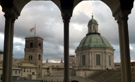 La cupola di San Lorenzo e la torre del palazzo ducale viste dalla torre della loggia della Cattedrale di San Lorenzo