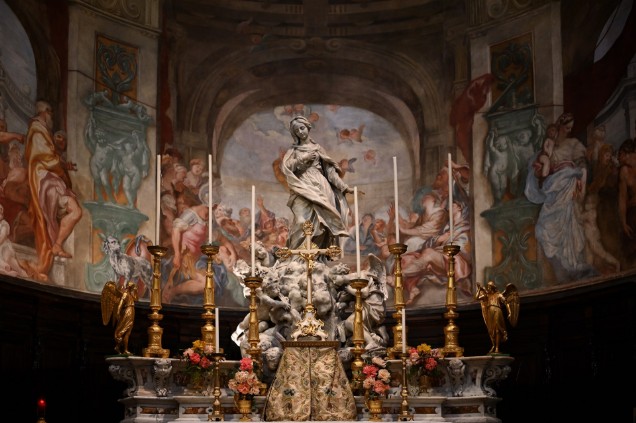 Chiesa di San Luca (Genova), Statua dell'Immacolata posta sull'Altare Maggiore