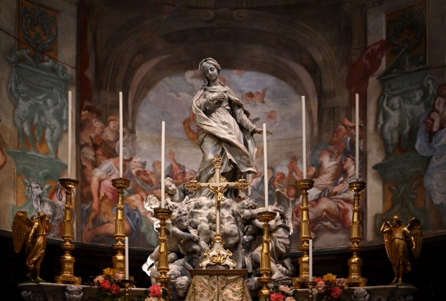 Chiesa di San Luca (Genova), Statua dell'Immacolata posta sull'Altare Maggiore