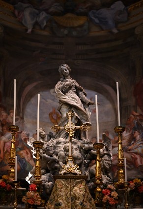 Chiesa di San Luca (Genova), Statua dell'Immacolata posta sull'Altare Maggiore