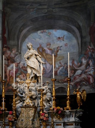 Chiesa di San Luca (Genova), Statua dell'Immacolata posta sull'Altare Maggiore