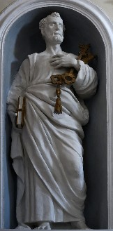 San Michele Arcangelo (Villagrande - RN), San Pietro, statua a sinistra del Presbiterio